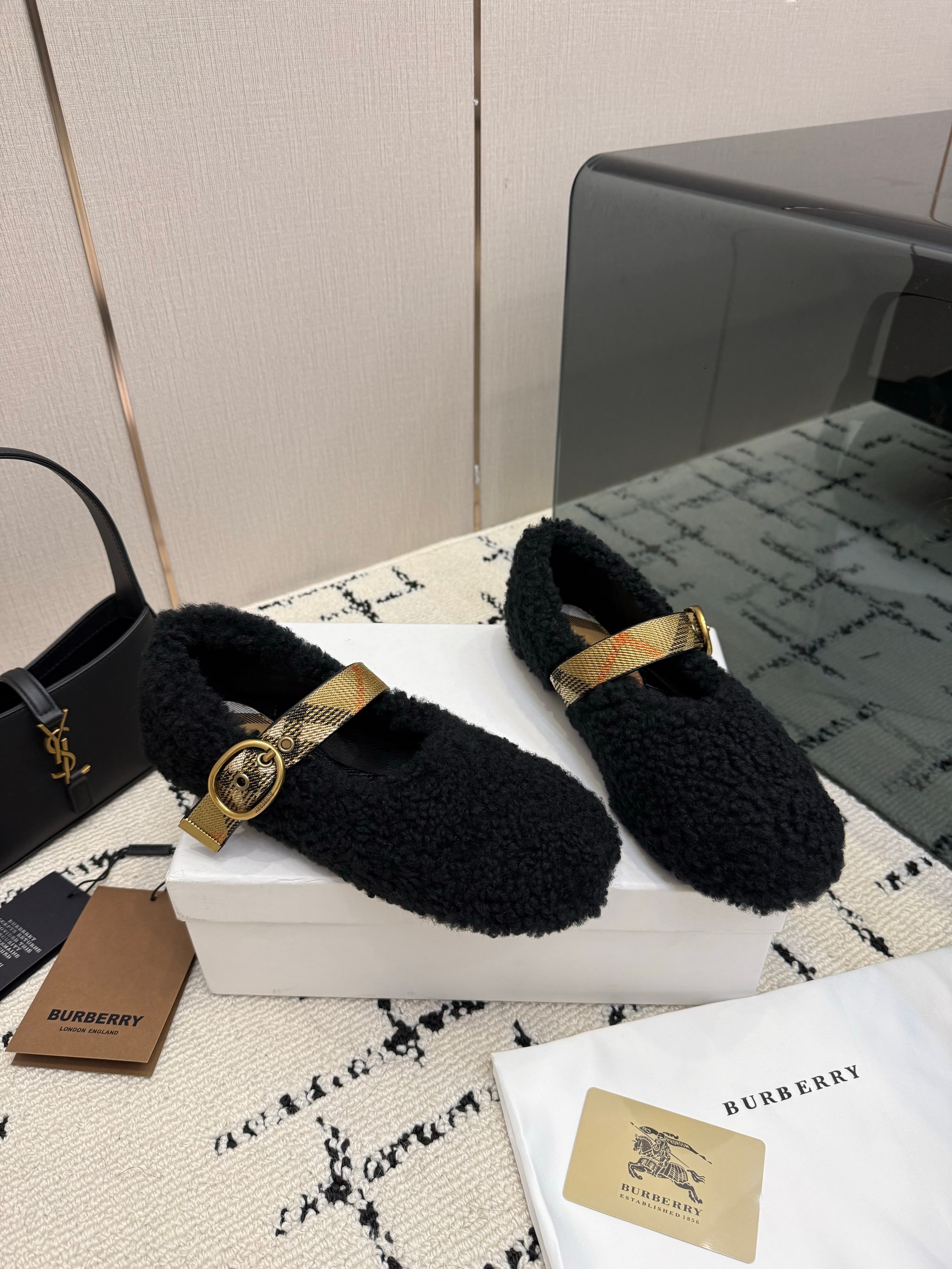 D3129 BURBERRY lamb hair band and Mary Jane shoes — image 2