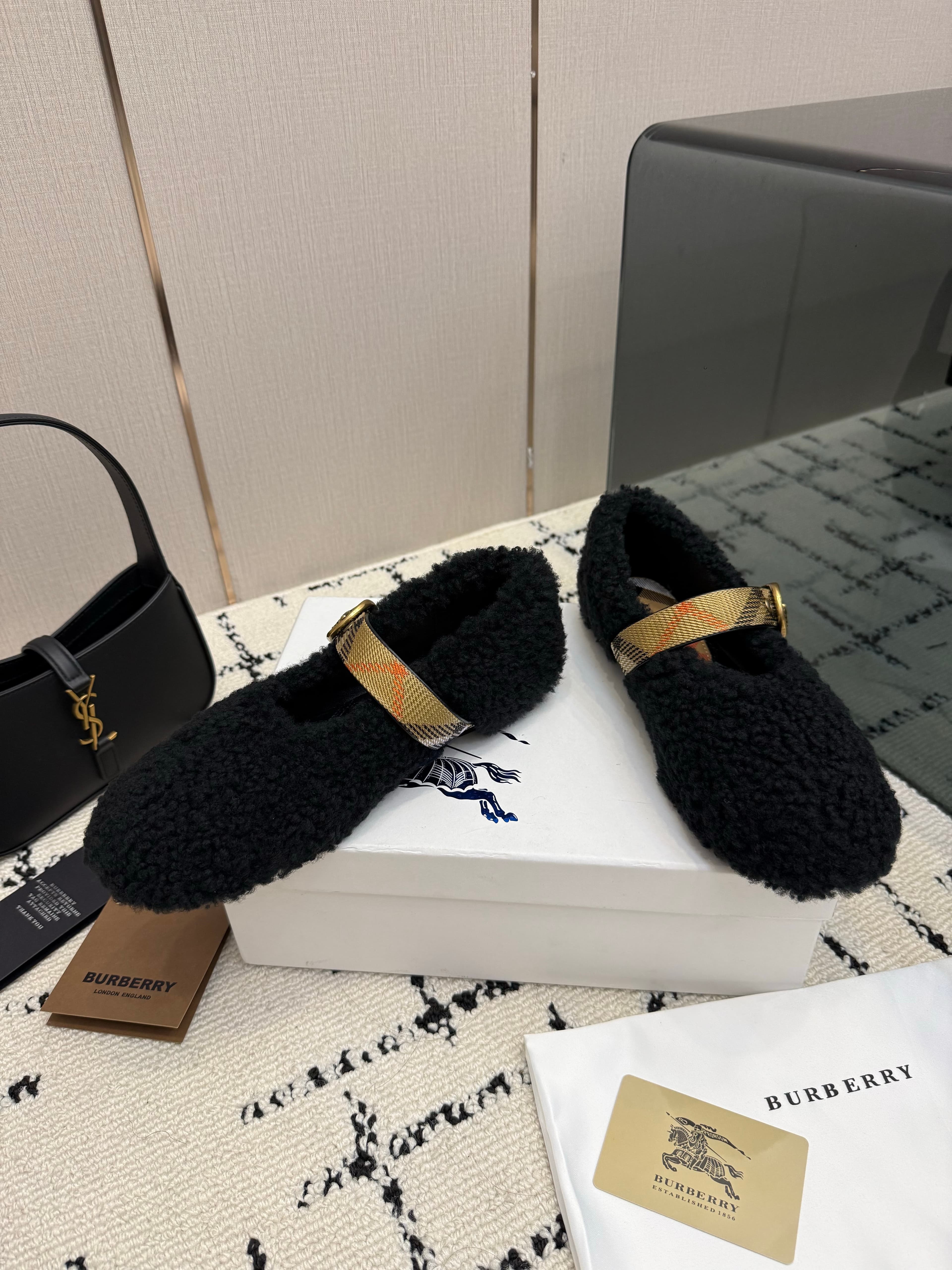 D3129 BURBERRY lamb hair band and Mary Jane shoes — image 3