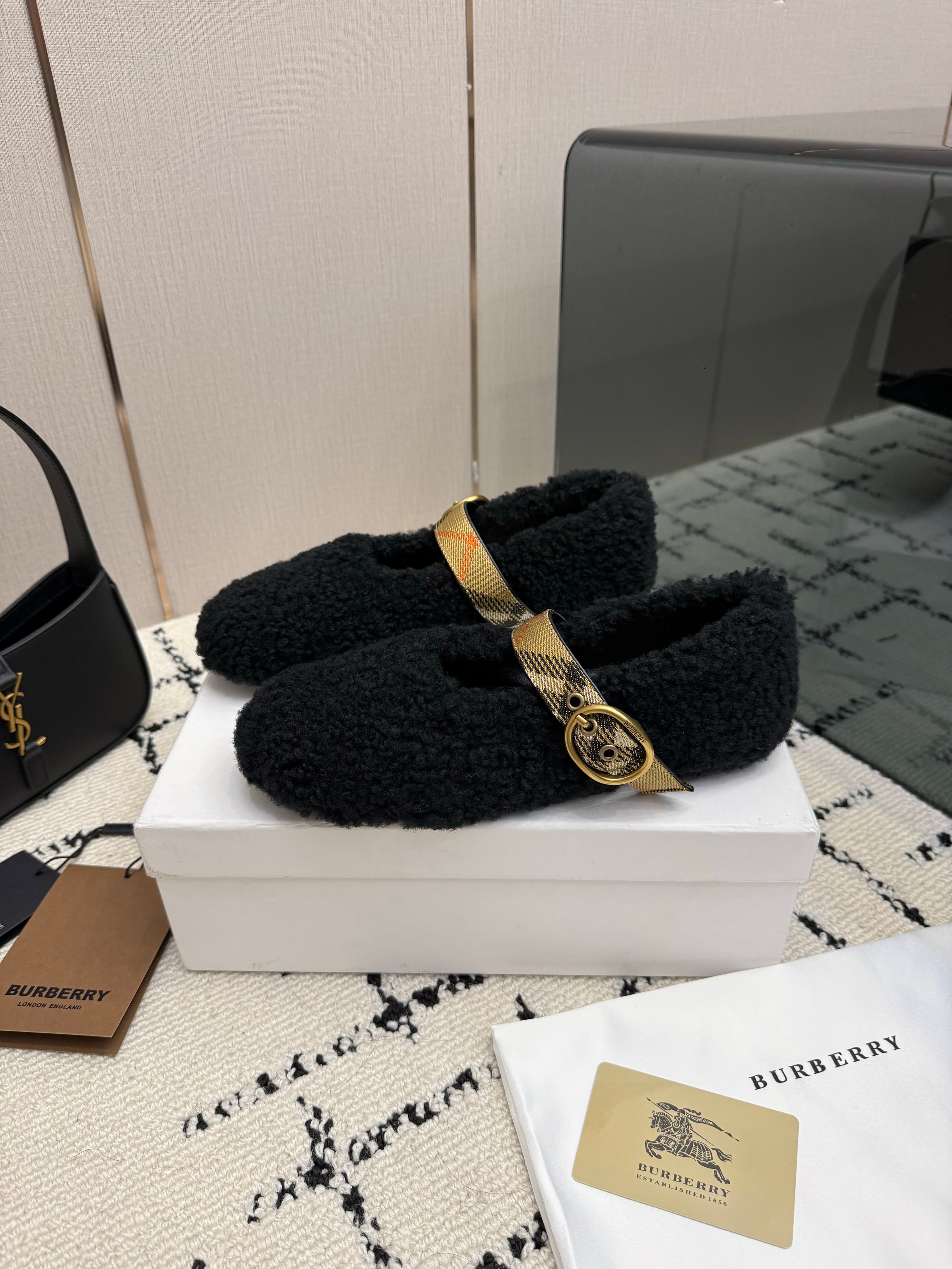 D3129 BURBERRY lamb hair band and Mary Jane shoes — image 4