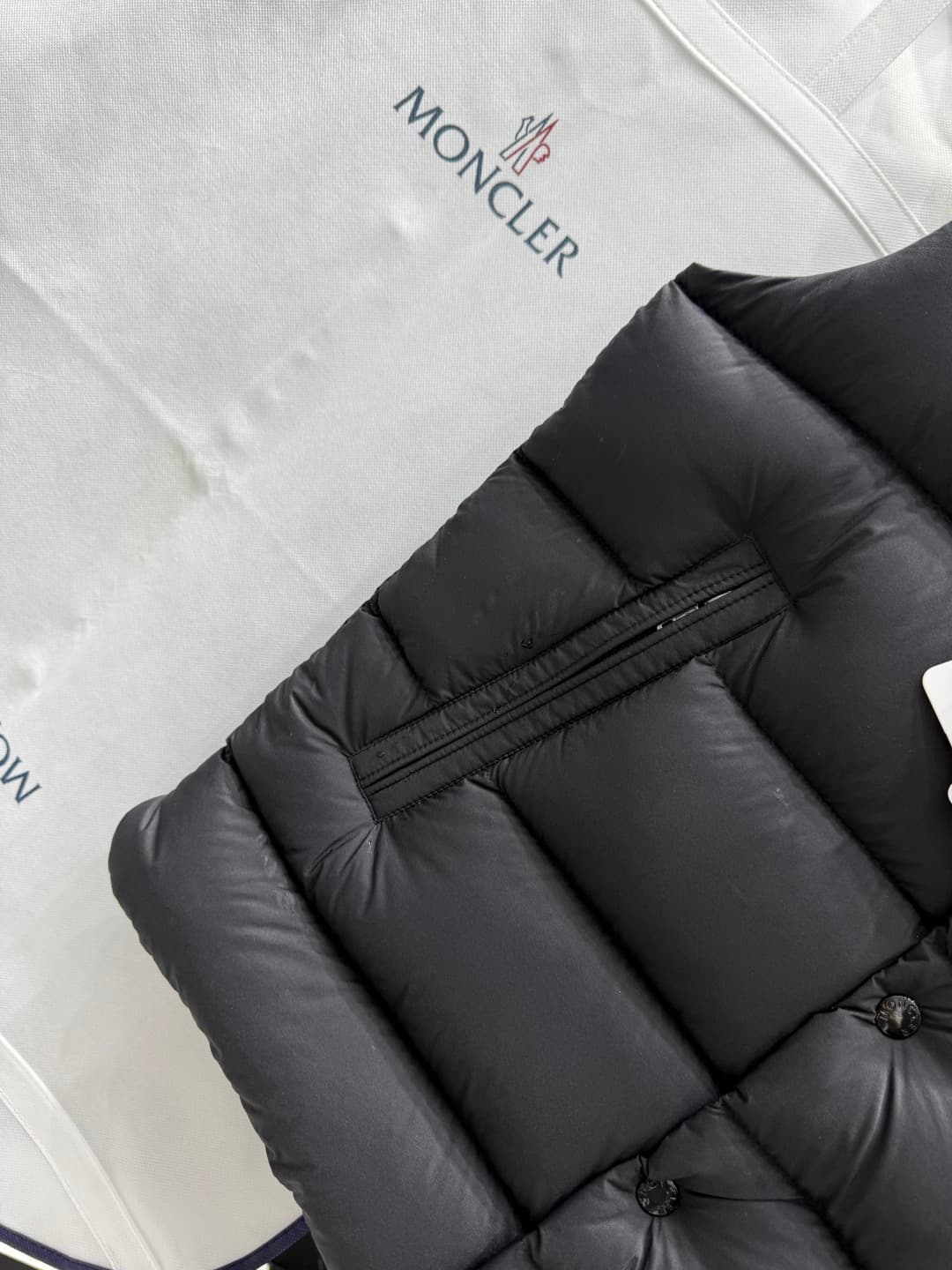 C11085 Monkou Faux Fur Vest 2025 – New model for autumn and winter 🆕 Original 1: 1. All hardware components are imported and custom-made. Welcome to the store for a comparison. Absolutely high quality. Made with top-tier 95 white duck down, extremely soft — image 4