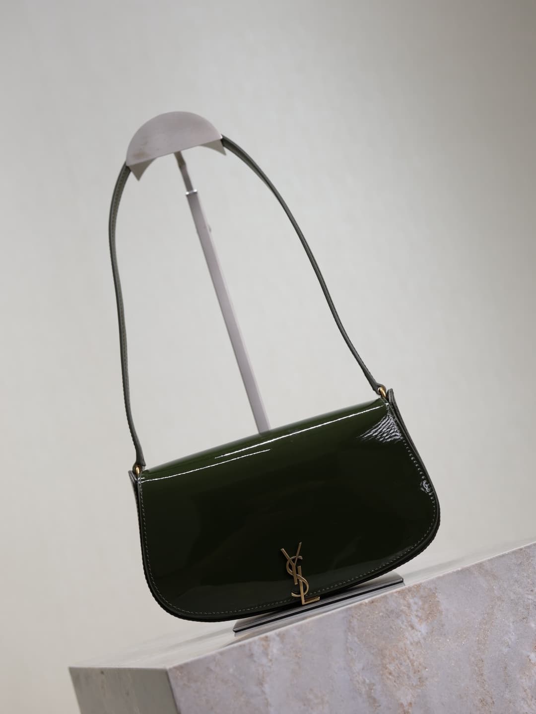 C8595 /Green lacquered leather· — image 2