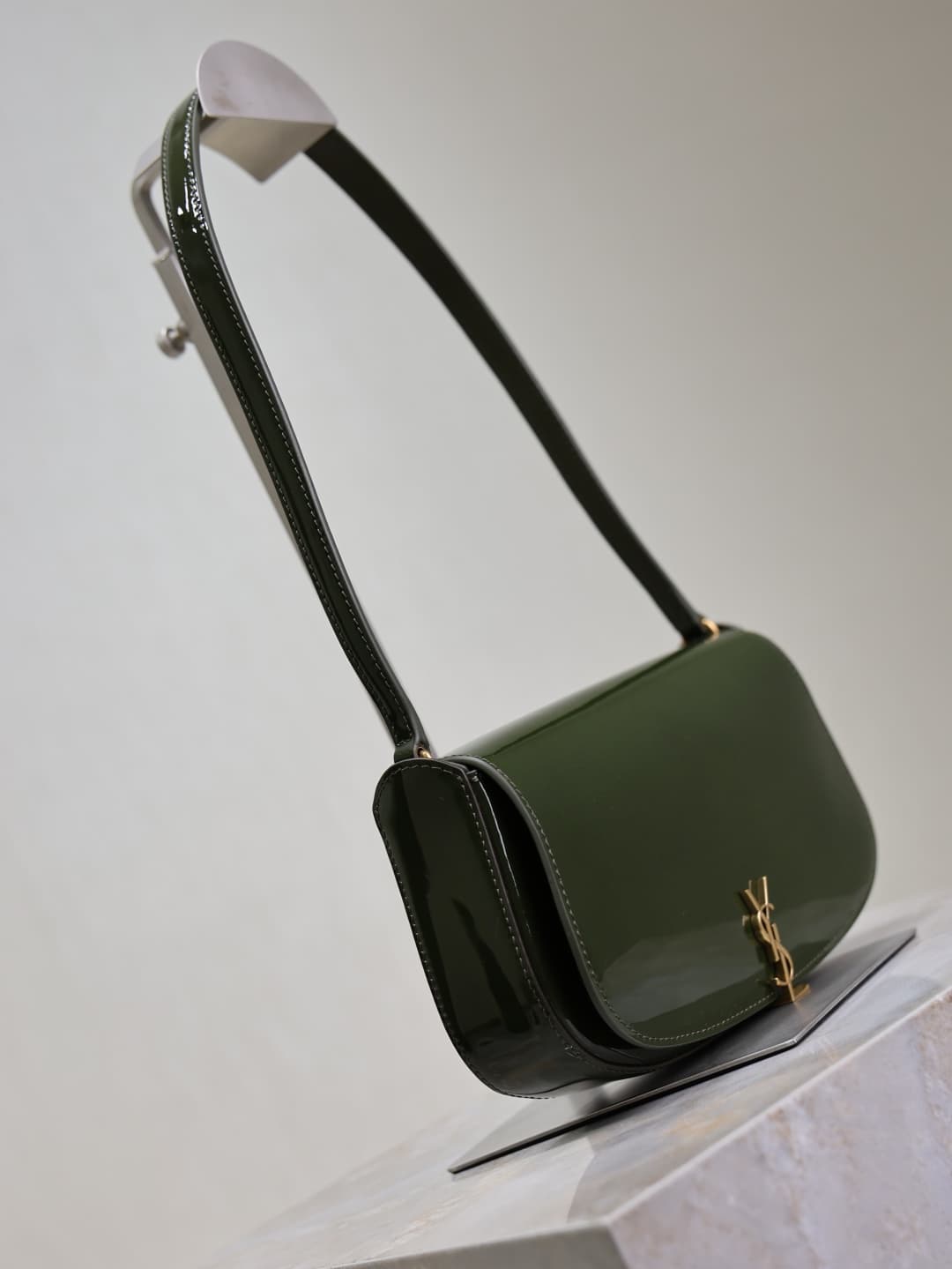 C8595 /Green lacquered leather· — image 3