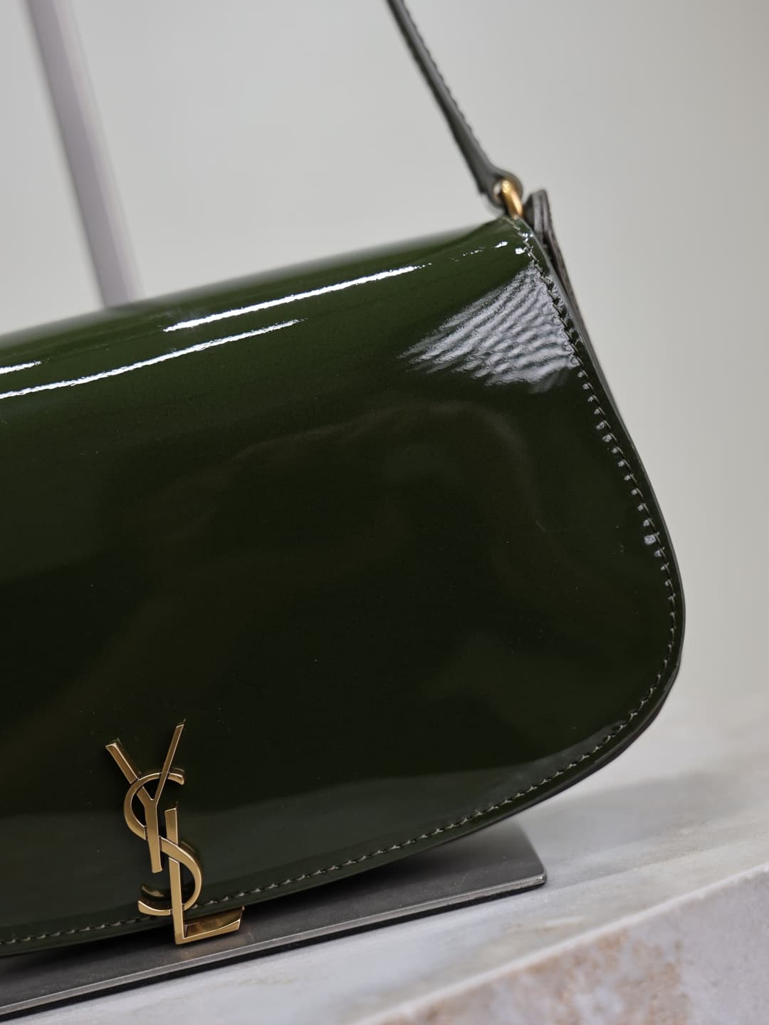 C8595 /Green lacquered leather· — image 4
