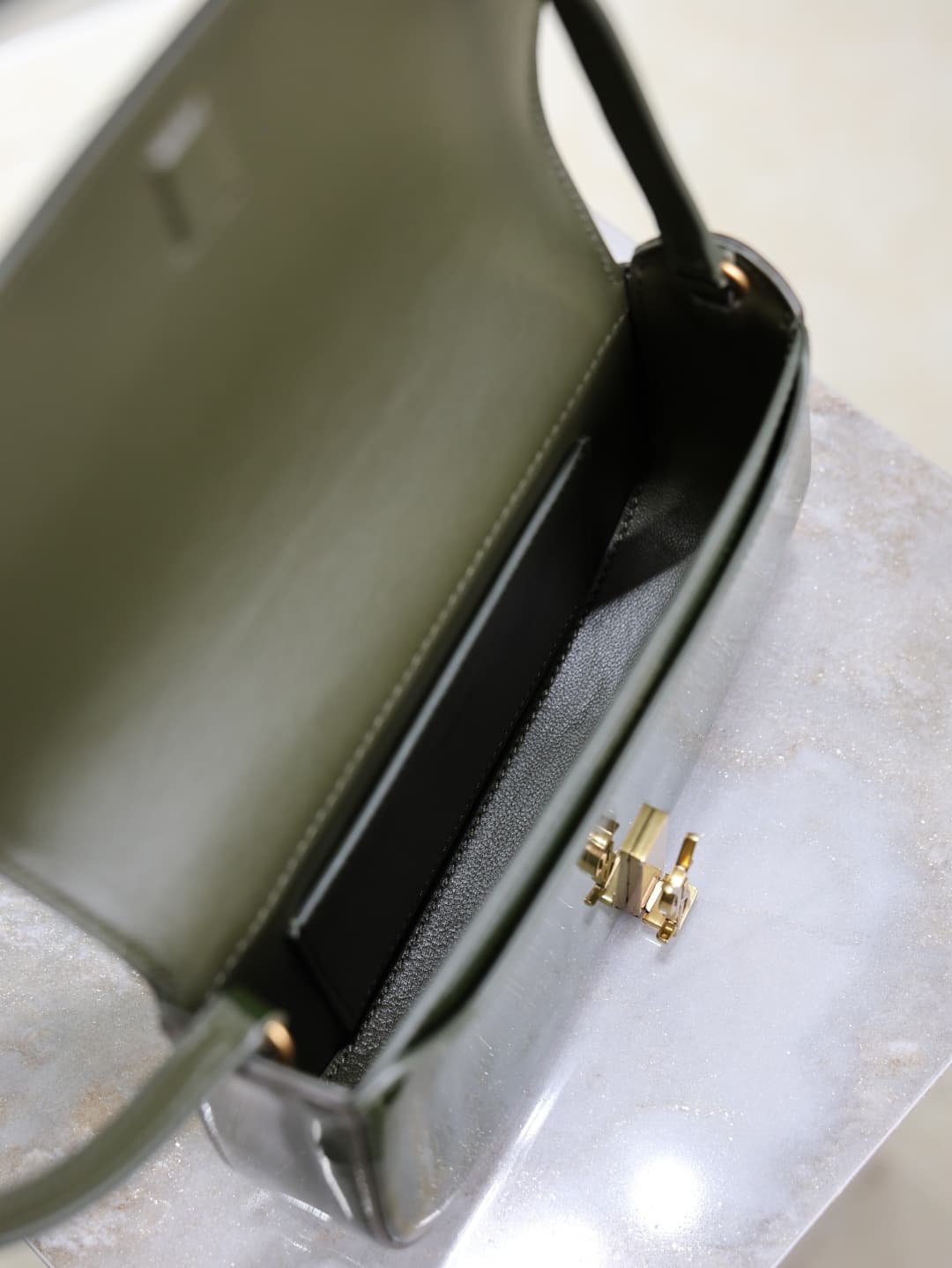 C8595 /Green lacquered leather· — image 8