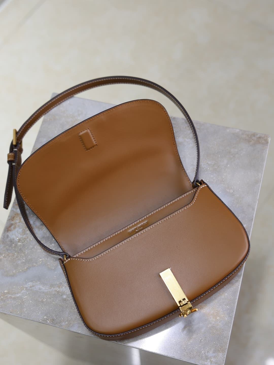 C8580 /Green lacquered leather· — image 6