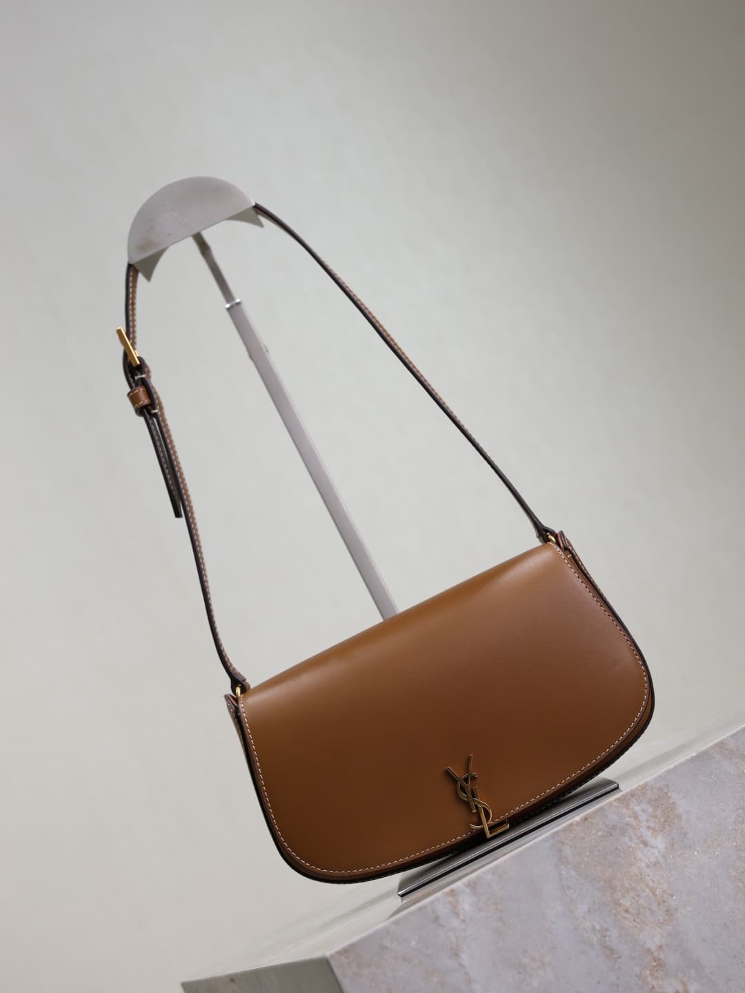 C8580 /Green lacquered leather· — image 2