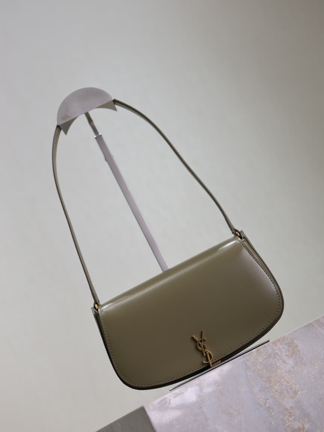 C8583 /Green lacquered leather· — image 2