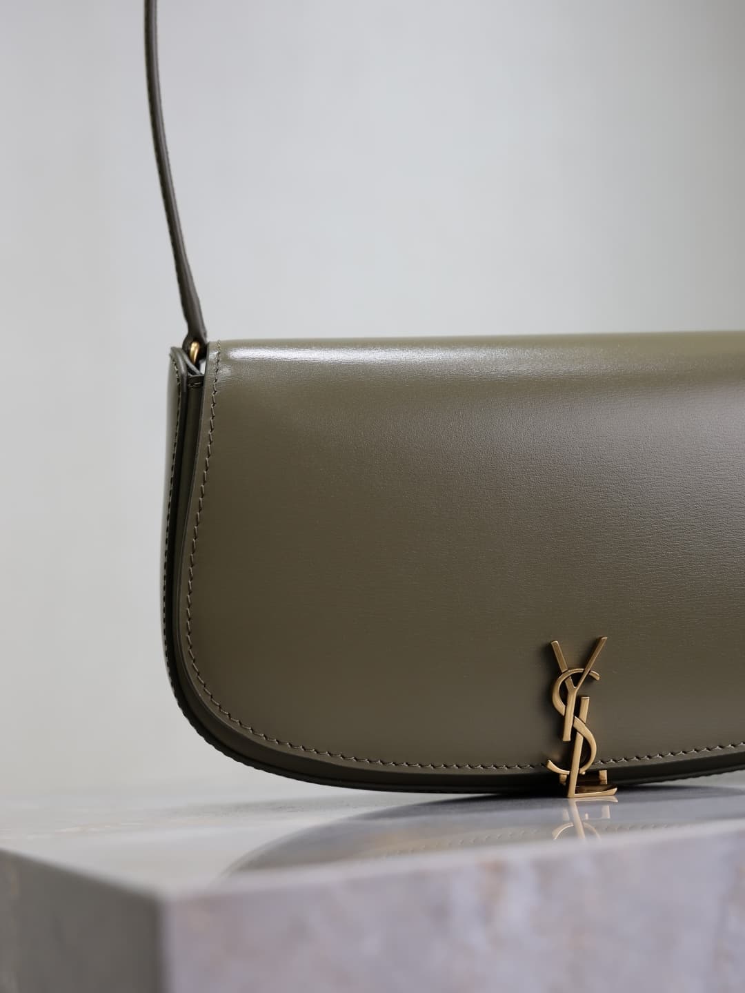 C8583 /Green lacquered leather· — image 3