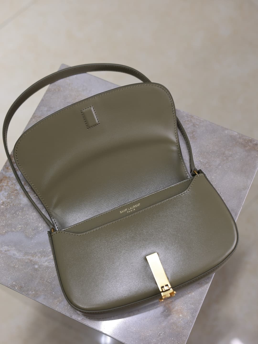 C8583 /Green lacquered leather· — image 7