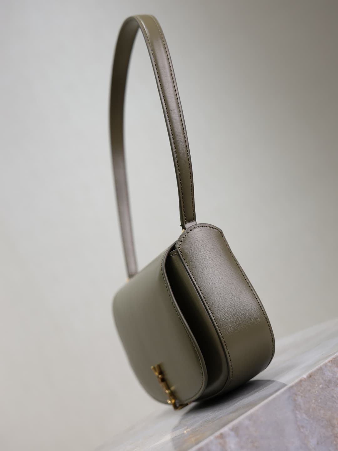 C8583 /Green lacquered leather· — image 5