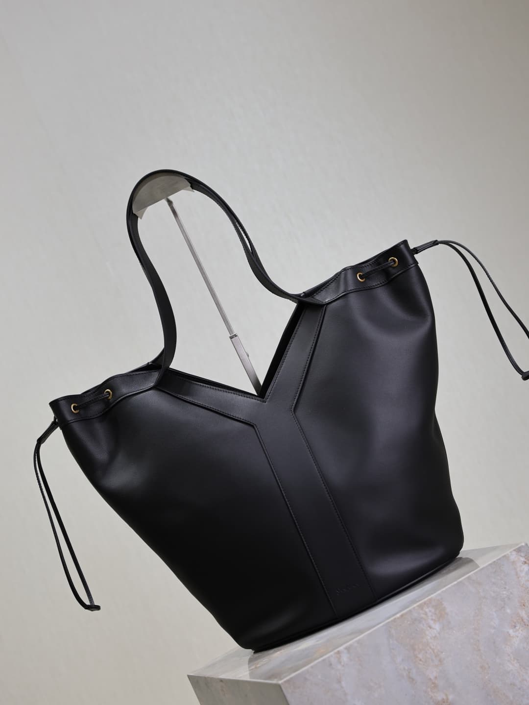C8523 Y size leather HOBO handbag — image 2
