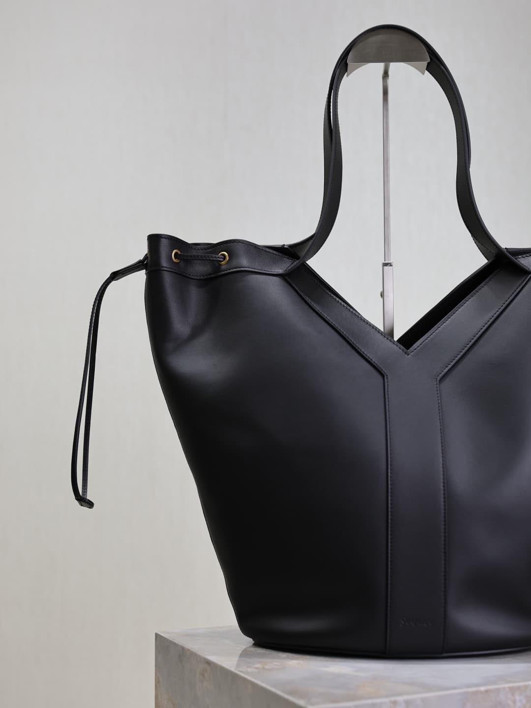 C8523 Y size leather HOBO handbag — image 3