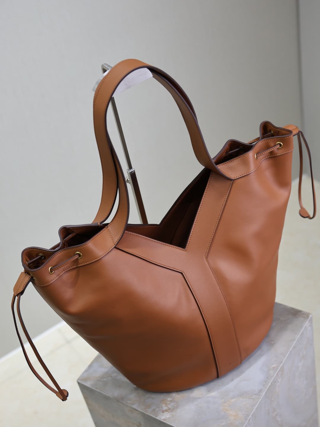 C8525 Y Large Leather HOBO Handbag — image 6