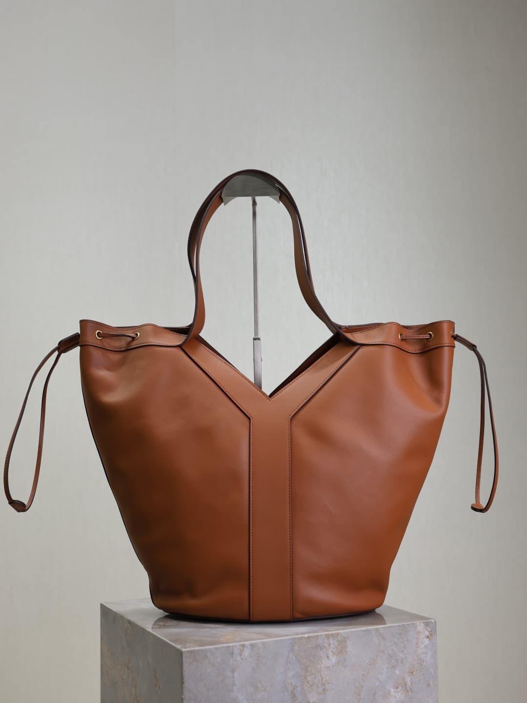 C8525 Y Large Leather HOBO Handbag — image 8