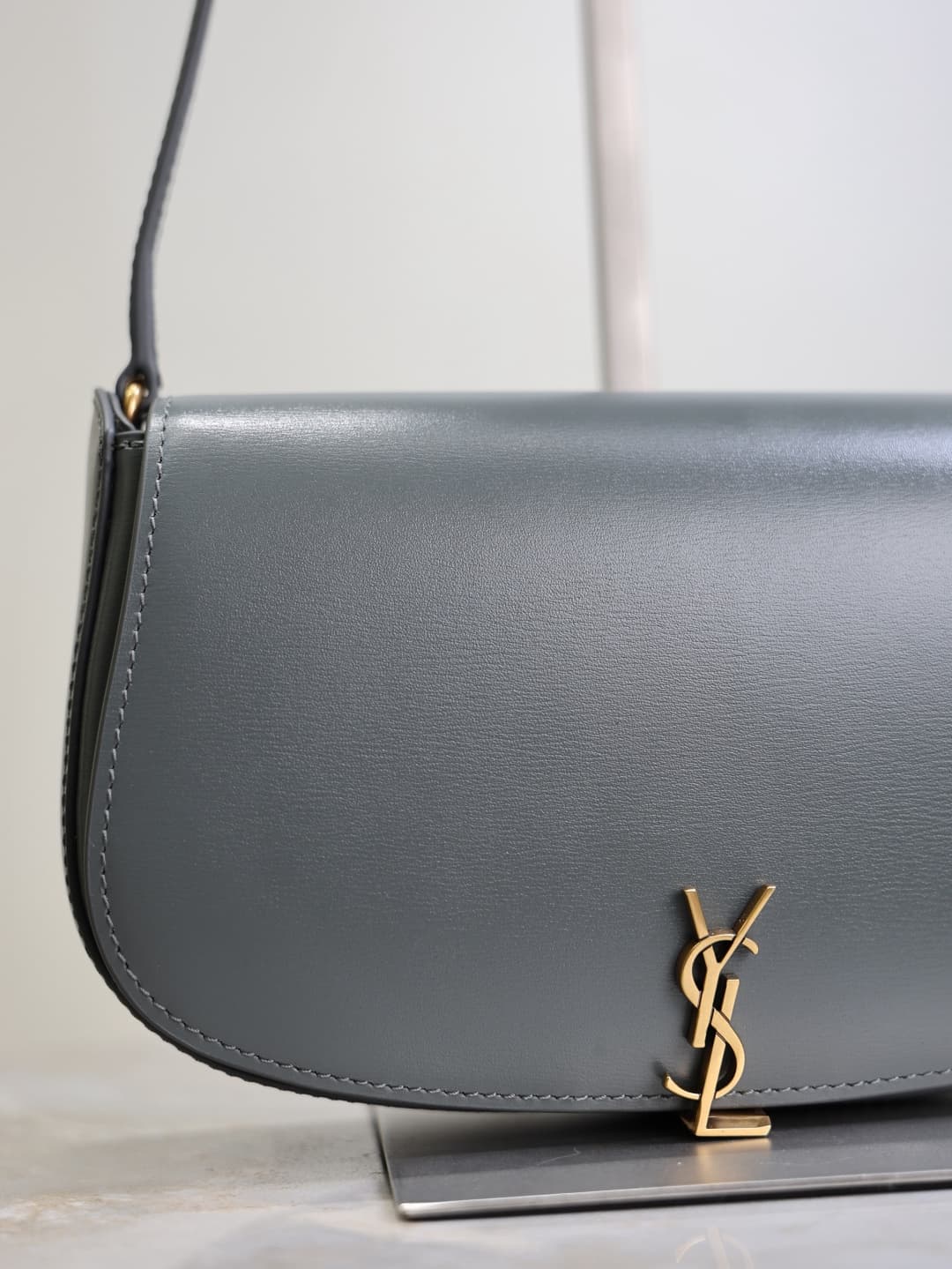 C8581 /Green lacquered leather· — image 3