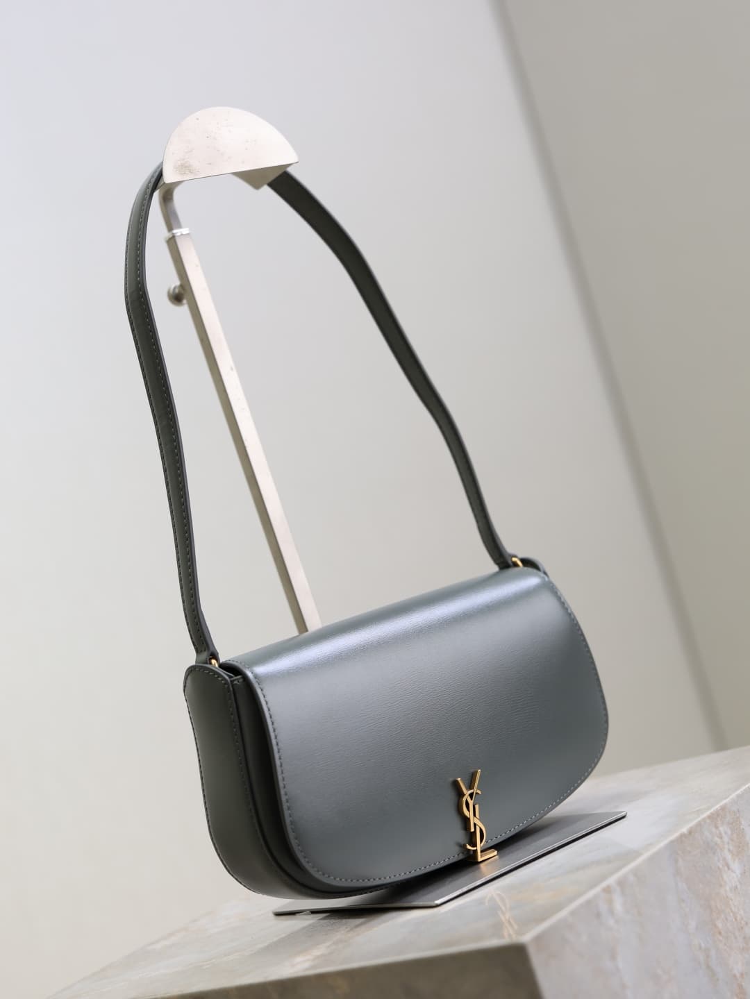 C8581 /Green lacquered leather· — image 2