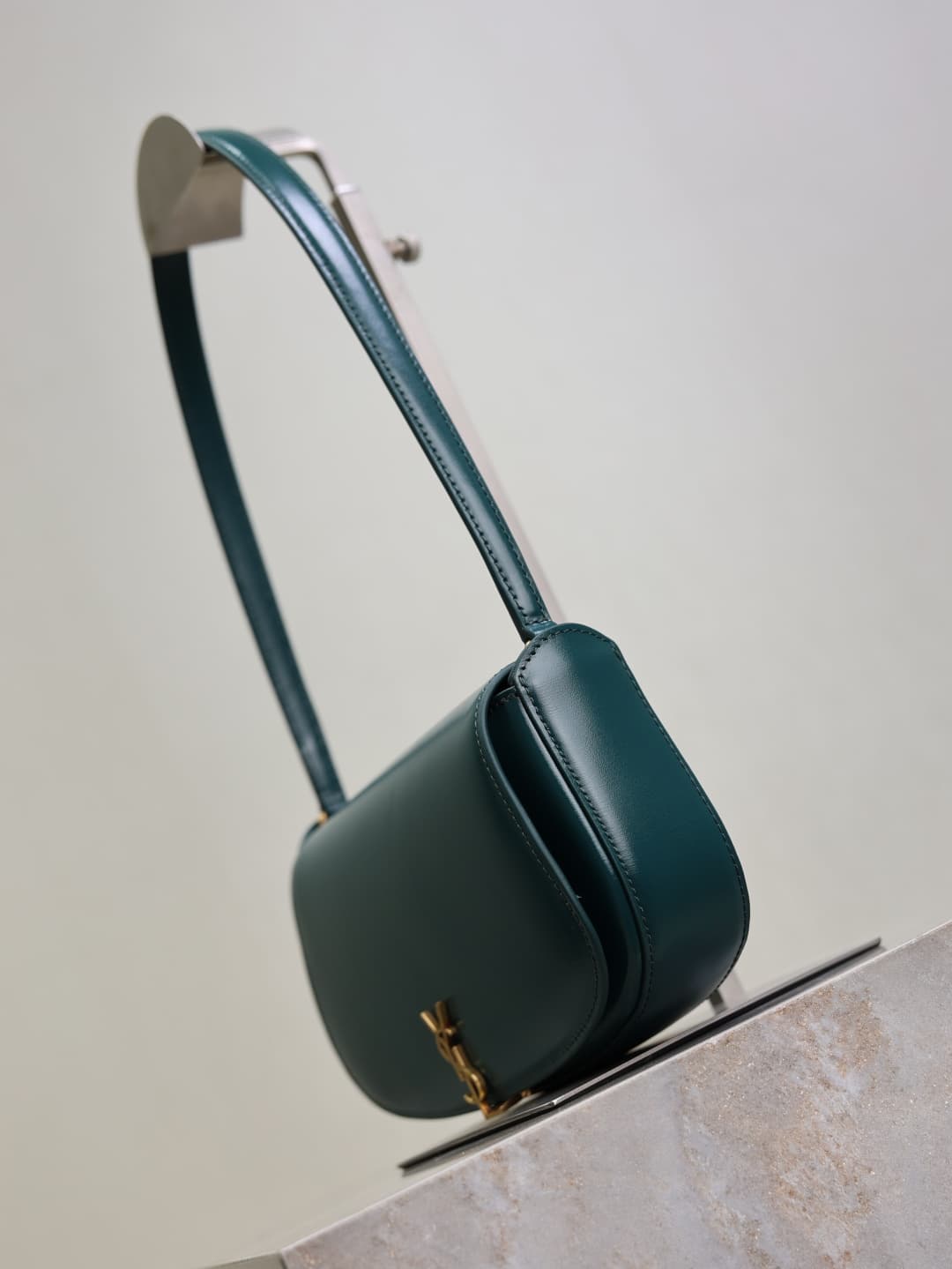 C8582 /Green lacquered leather· — image 4