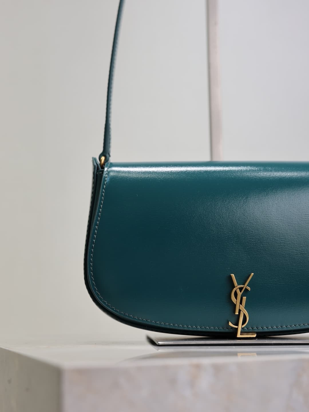 C8582 /Green lacquered leather· — image 5