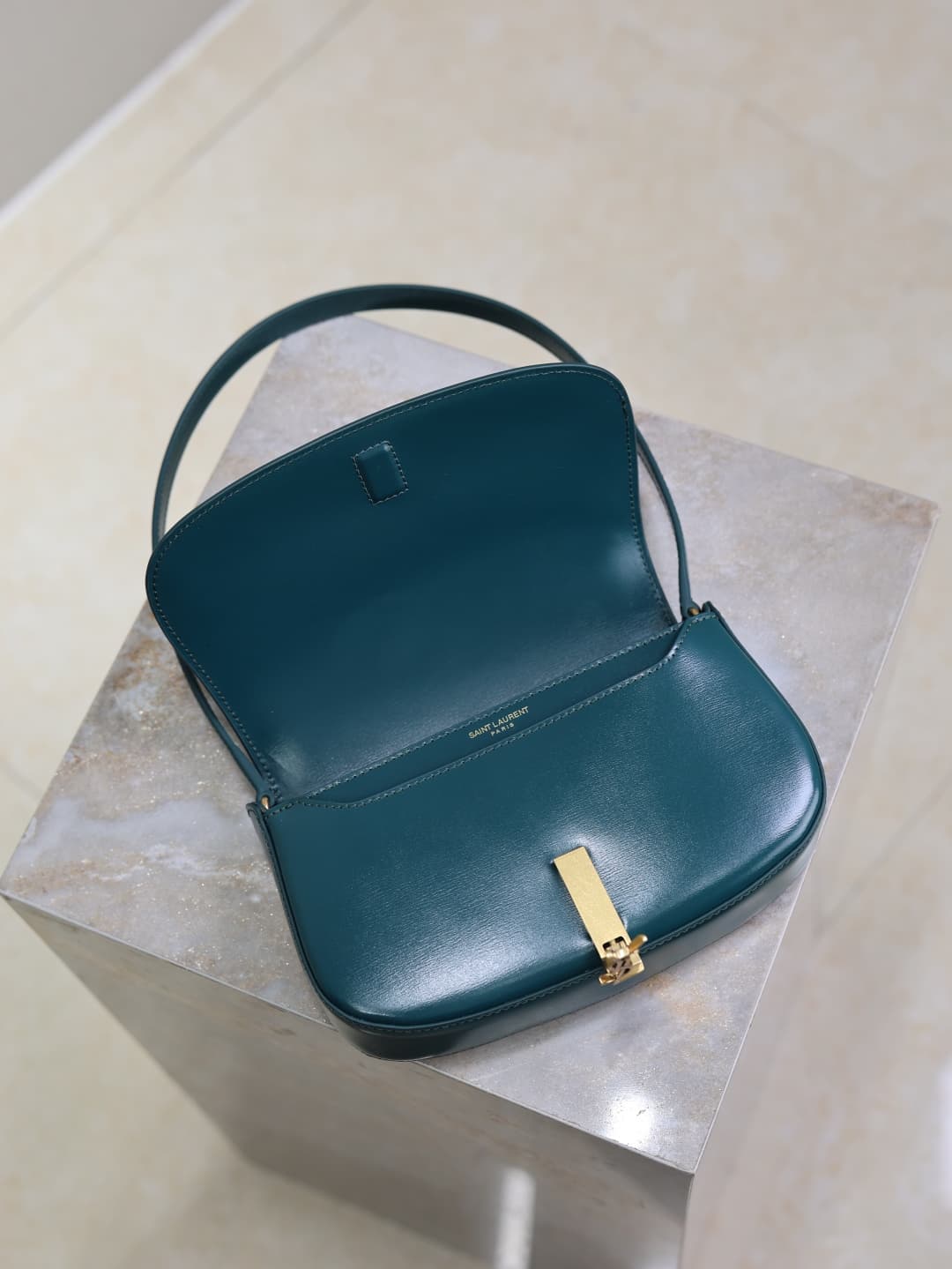 C8582 /Green lacquered leather· — image 7