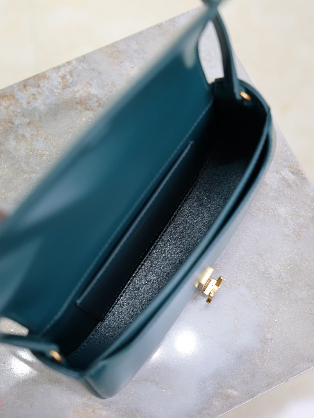 C8582 /Green lacquered leather· — image 8