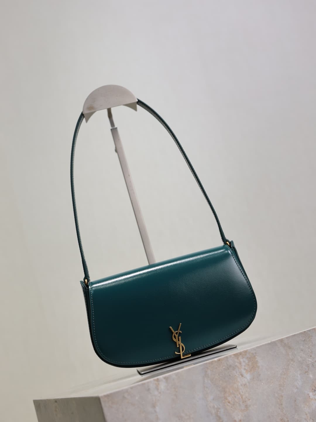 C8582 /Green lacquered leather· — image 2