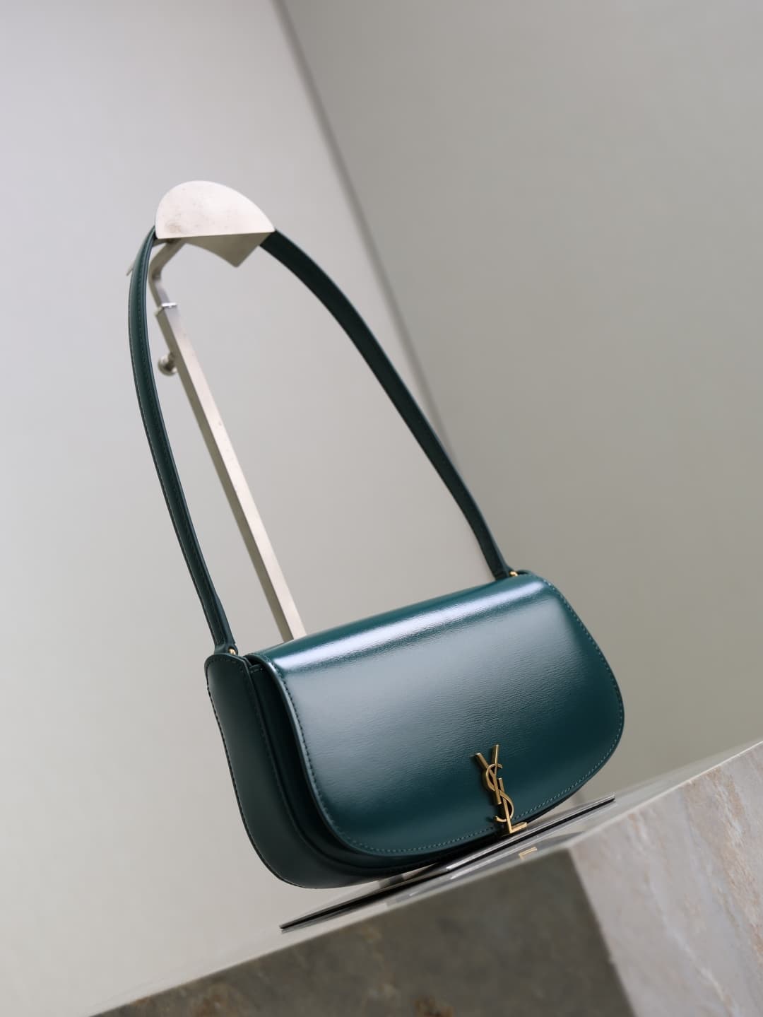 C8582 /Green lacquered leather· — image 3