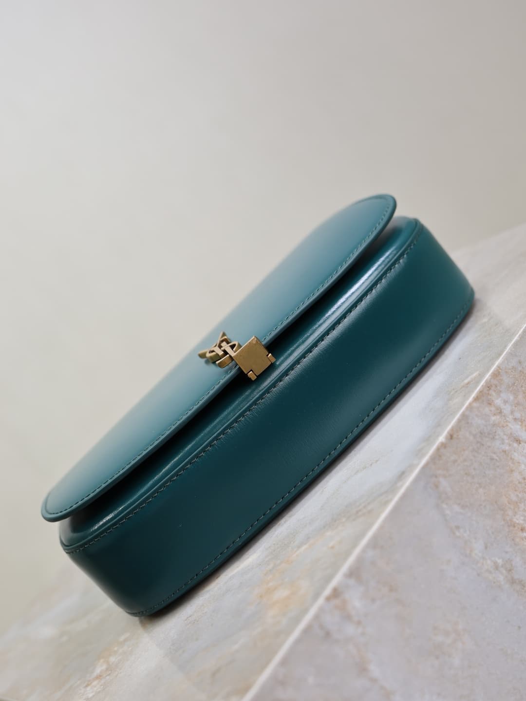 C8582 /Green lacquered leather· — image 6