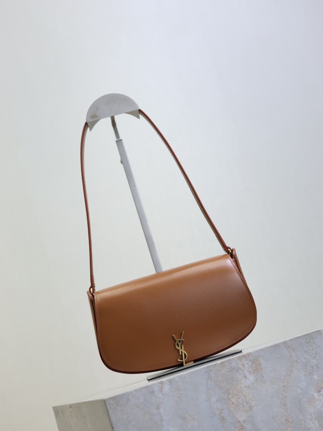 C8590 /Green lacquered leather· — image 2
