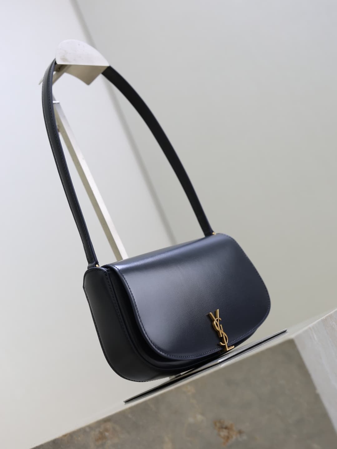 C8579 /Green lacquered leather· — image 3