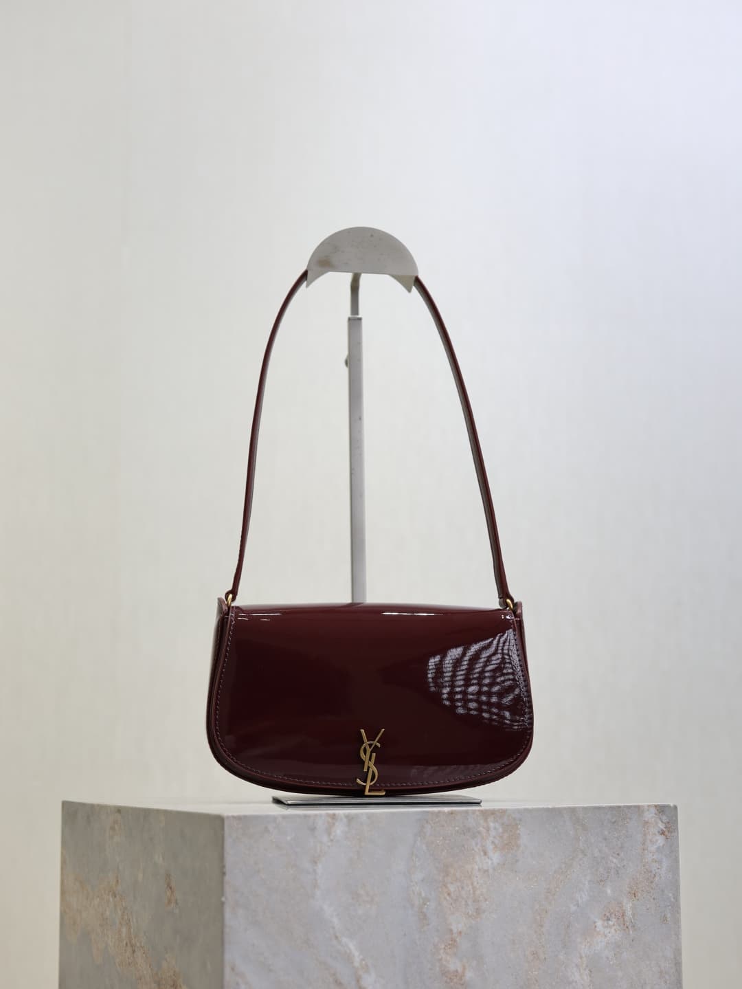 C8593 /Green lacquered leather· — image 1