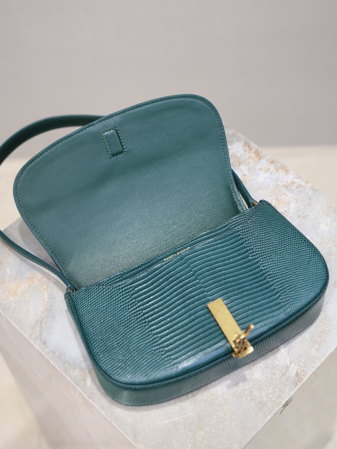 C8577 /Green lacquered leather· — image 7