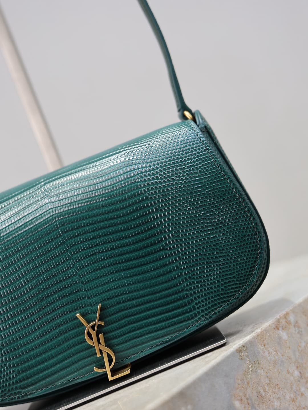 C8577 /Green lacquered leather· — image 5