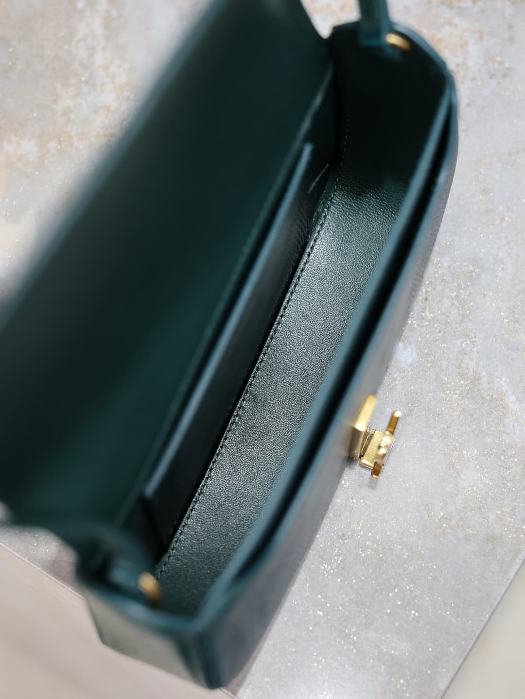 C8577 /Green lacquered leather· — image 8