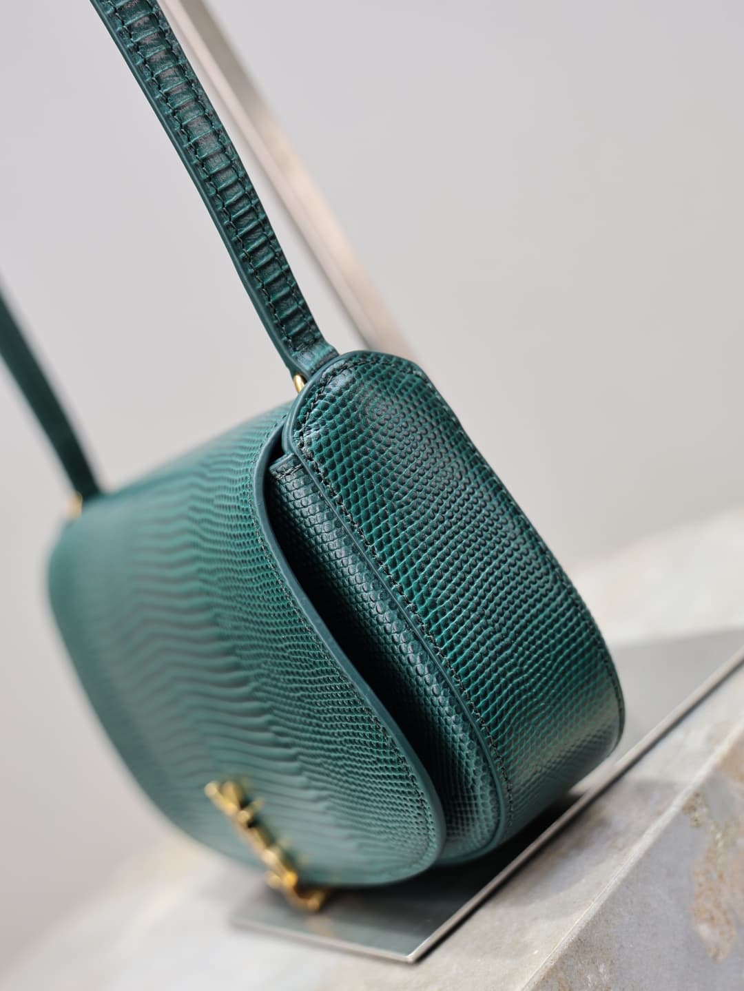 C8577 /Green lacquered leather· — image 4