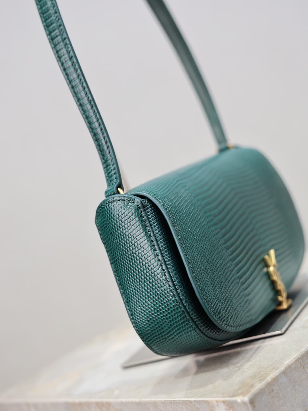 C8577 /Green lacquered leather· — image 3