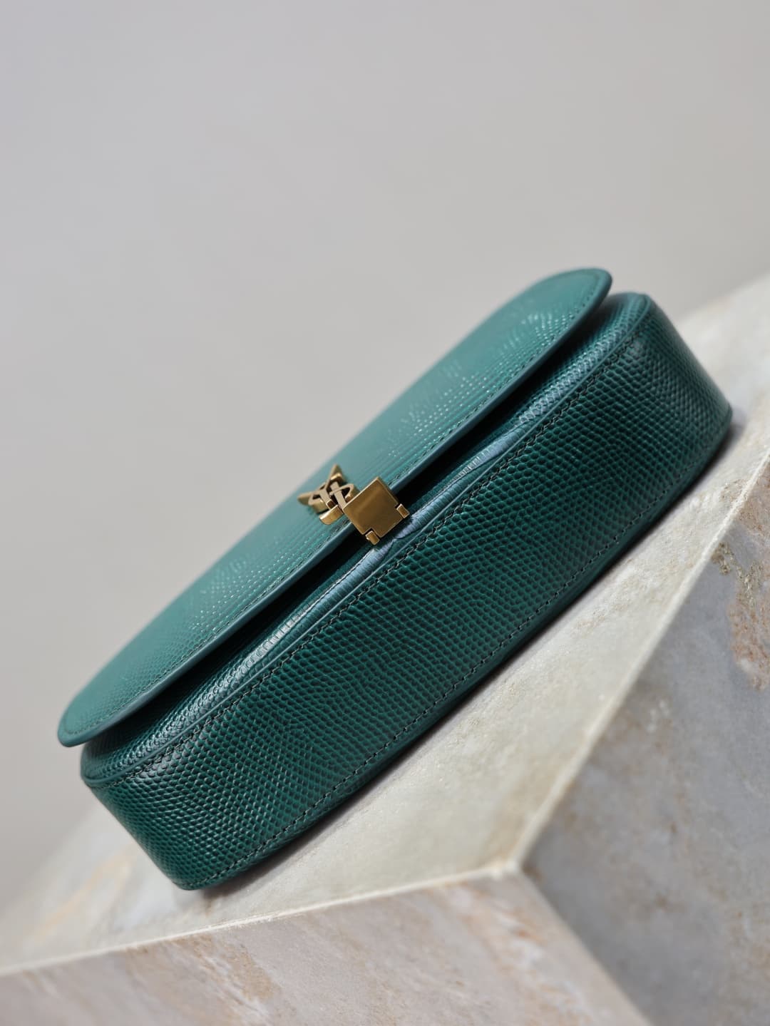 C8577 /Green lacquered leather· — image 6