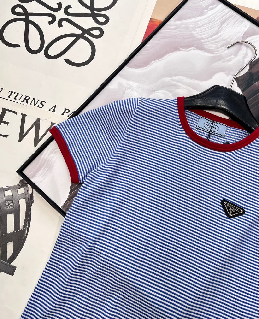 C18568 🆕 New Prada vintage/retro short sleeves, red and blue contrast colors + triangular logo. The classic blue and white stripes create a fresh aesthetic. The red knotted details on the collar and cuffs add a dynamic touch, breaking monotony and making  — image 3