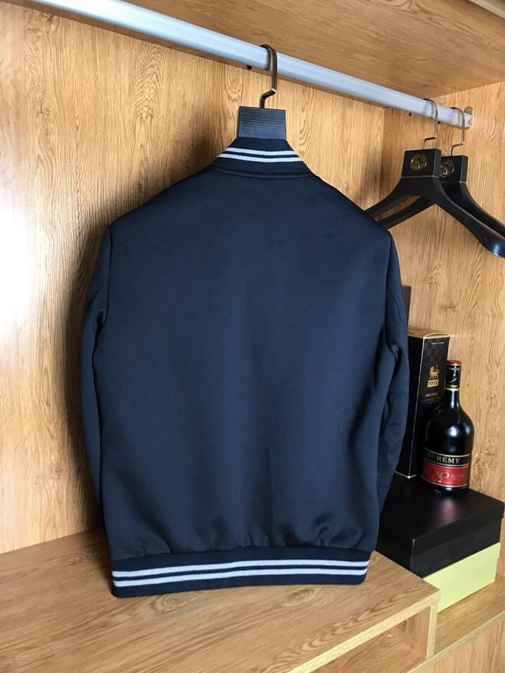 C17914 Woolen baseball cap jacket 【CHANL*】\n\nOriginal design with solid-colored buttons; cuffs and hem have high-density threaded details in the original colored fabric. Very elastic, doesn’t deform, and the fit is excellent.\nThe woolen material has a t — image 8