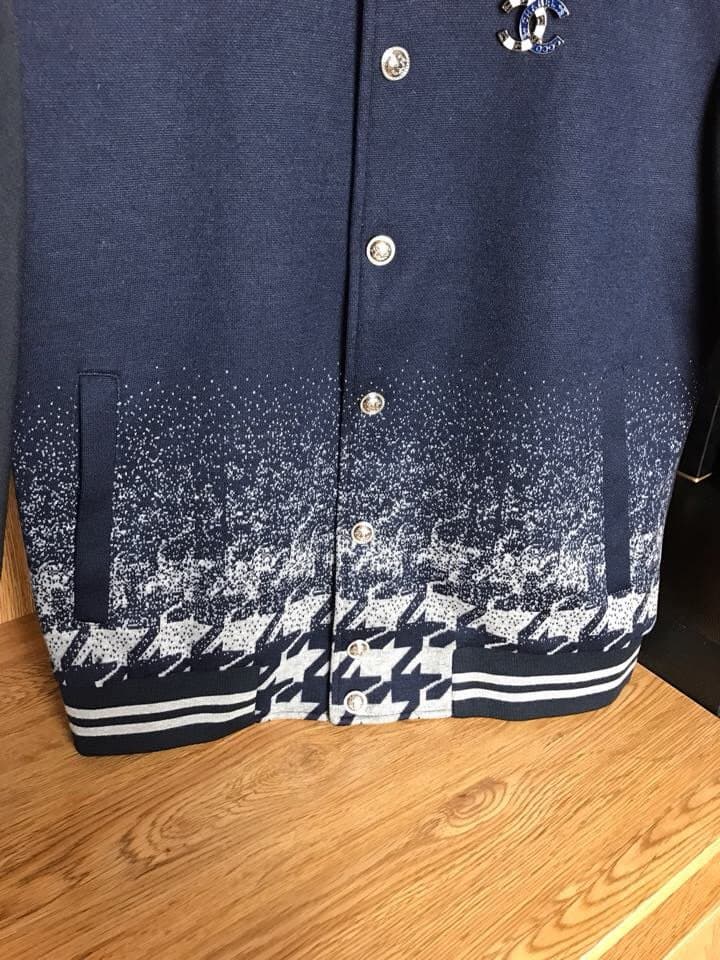 C17914 Woolen baseball cap jacket 【CHANL*】\n\nOriginal design with solid-colored buttons; cuffs and hem have high-density threaded details in the original colored fabric. Very elastic, doesn’t deform, and the fit is excellent.\nThe woolen material has a t — image 6