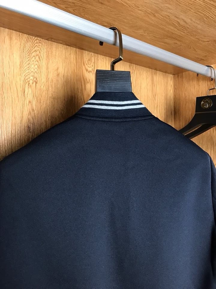C17914 Woolen baseball cap jacket 【CHANL*】\n\nOriginal design with solid-colored buttons; cuffs and hem have high-density threaded details in the original colored fabric. Very elastic, doesn’t deform, and the fit is excellent.\nThe woolen material has a t — image 3