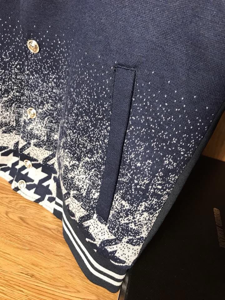 C17914 Woolen baseball cap jacket 【CHANL*】\n\nOriginal design with solid-colored buttons; cuffs and hem have high-density threaded details in the original colored fabric. Very elastic, doesn’t deform, and the fit is excellent.\nThe woolen material has a t — image 5