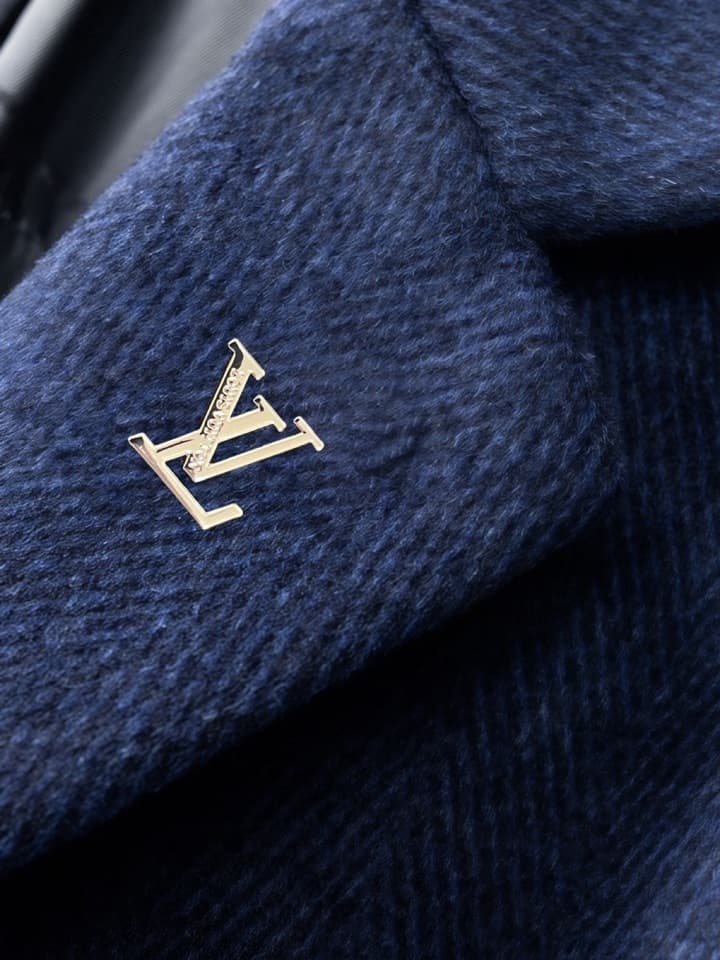 C17889 Highly recommended! The best-selling item!🔥【Louis Vuitton LV】True cashmere coat⚡A high-end wool coat for men from a famous brand⚡Uses top European craftsmanship; original items🐂The product is stored in the warehouse🍀World-class men’s clothing – sim — image 4