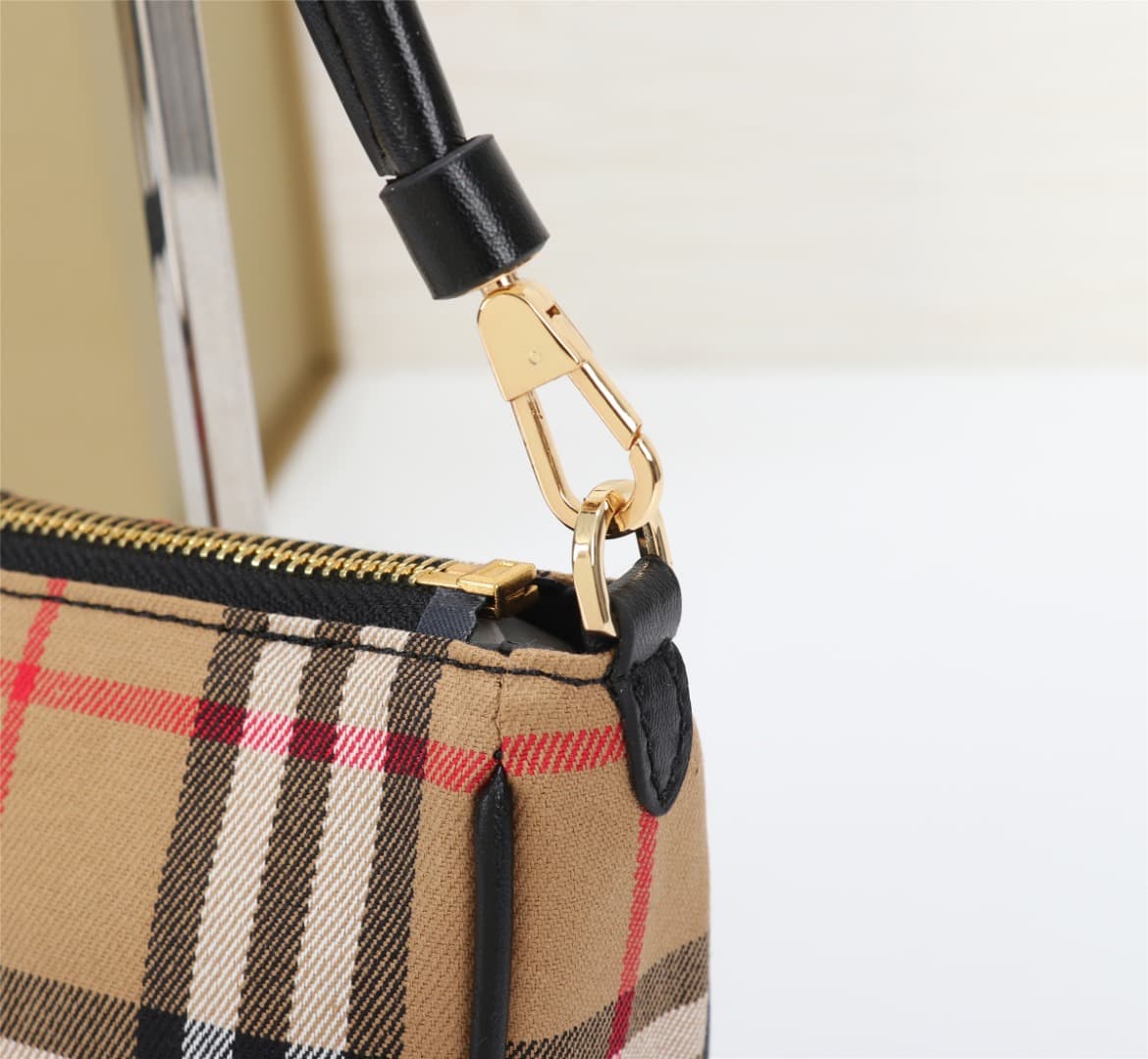 C22 🔥🔥B brand's latest storage bag, 🥰 selected vintage retro check cotton leather material, can be worn on the shoulder or removed from the strap to create a handbag style. 21 x 4 x 12.2 cm, 6801 — image 5