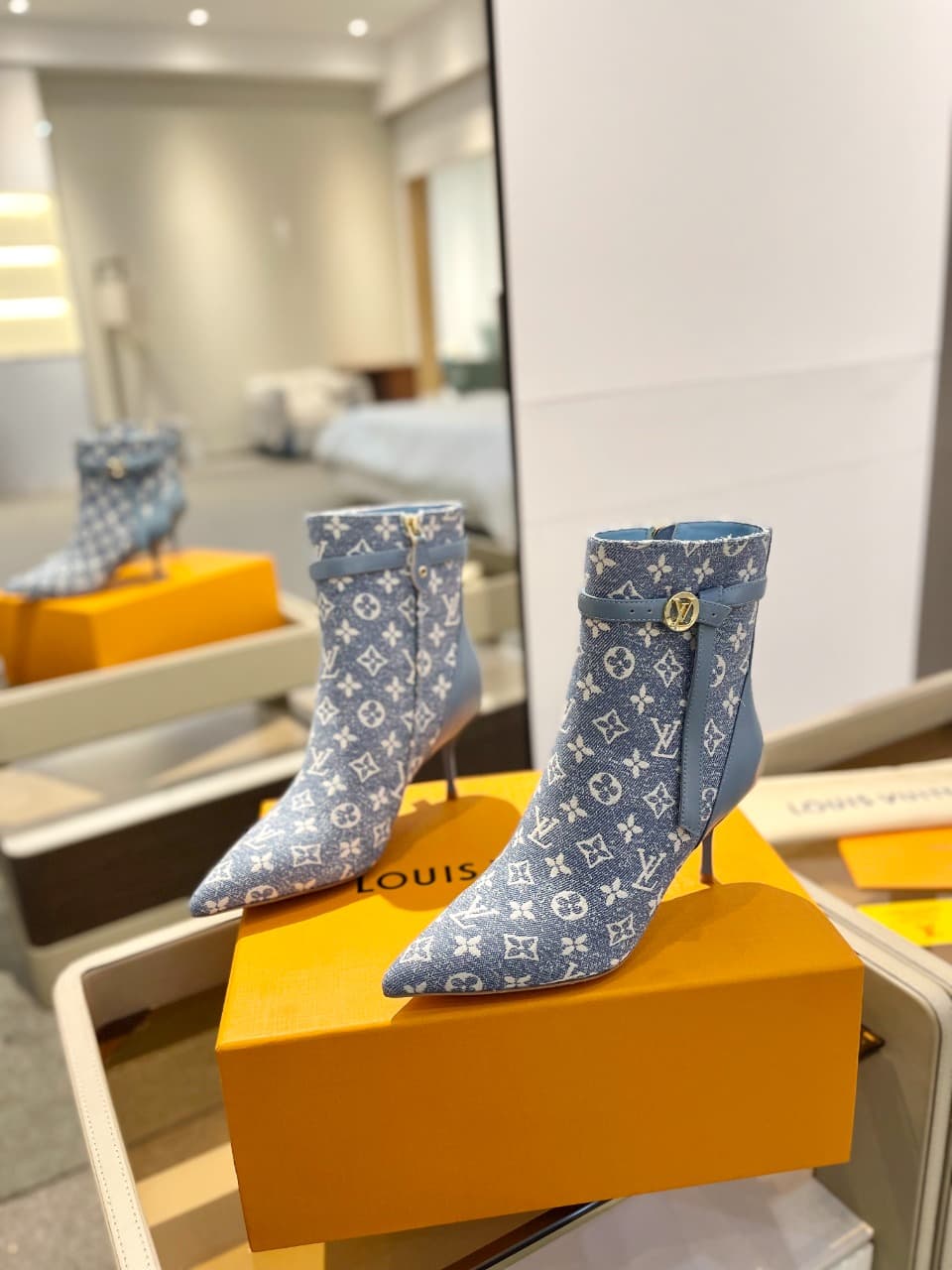 D9012 2026 – Latest models. L✔️ The latest shoes for the autumn and winter collections at the store’s exclusive boutique are also available on the official website. Perfect foot shape + LV-style buckle design, with a feminine and elegant style. Original m — image 4