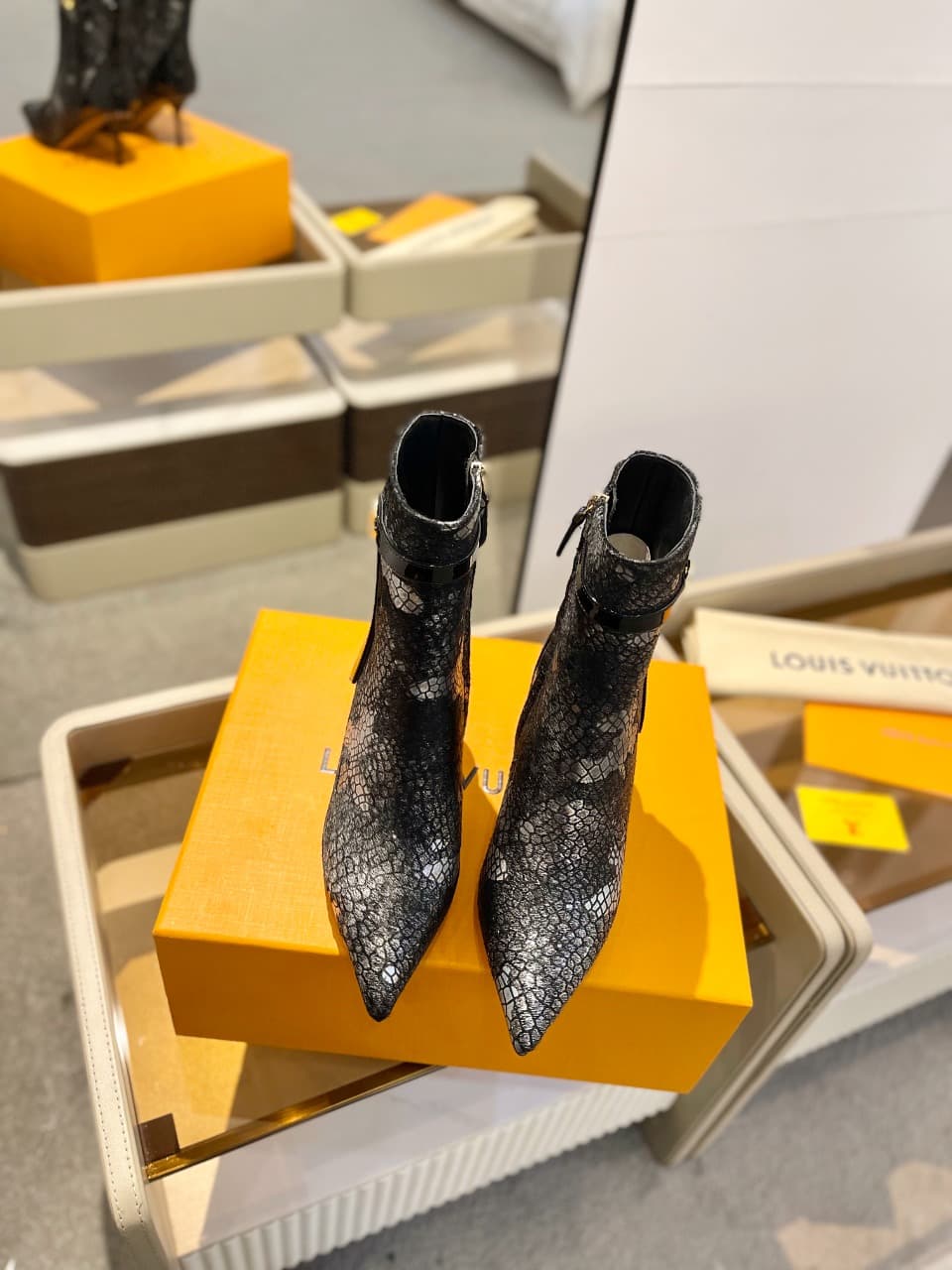 D9009 2026 – Latest Collection/series. The latest runway shoes from the autumn/winter collection at L✔️home stores are also updated on the official website. With a perfect fit and LV-style button design, these shoes exude femininity and elegance. They fea — image 3