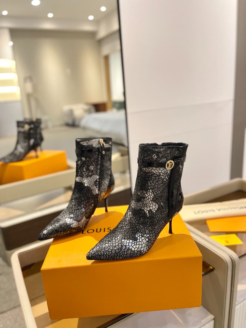 D9009 2026 – Latest Collection/series. The latest runway shoes from the autumn/winter collection at L✔️home stores are also updated on the official website. With a perfect fit and LV-style button design, these shoes exude femininity and elegance. They fea — image 4