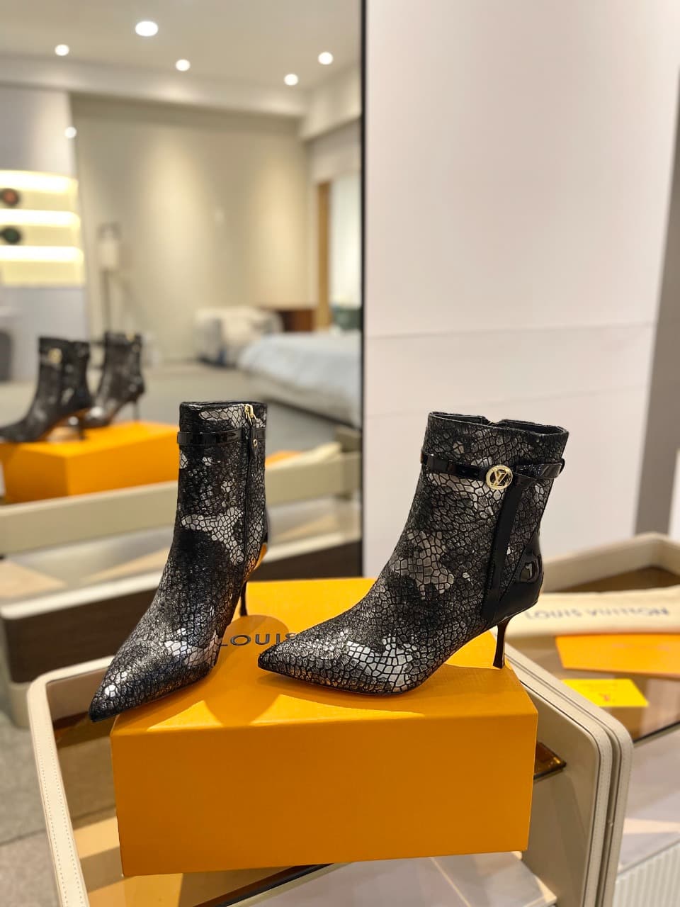 D9009 2026 – Latest Collection/series. The latest runway shoes from the autumn/winter collection at L✔️home stores are also updated on the official website. With a perfect fit and LV-style button design, these shoes exude femininity and elegance. They fea — image 5