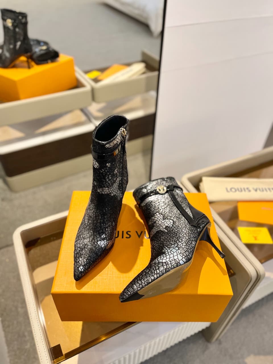 D9009 2026 – Latest Collection/series. The latest runway shoes from the autumn/winter collection at L✔️home stores are also updated on the official website. With a perfect fit and LV-style button design, these shoes exude femininity and elegance. They fea — image 6