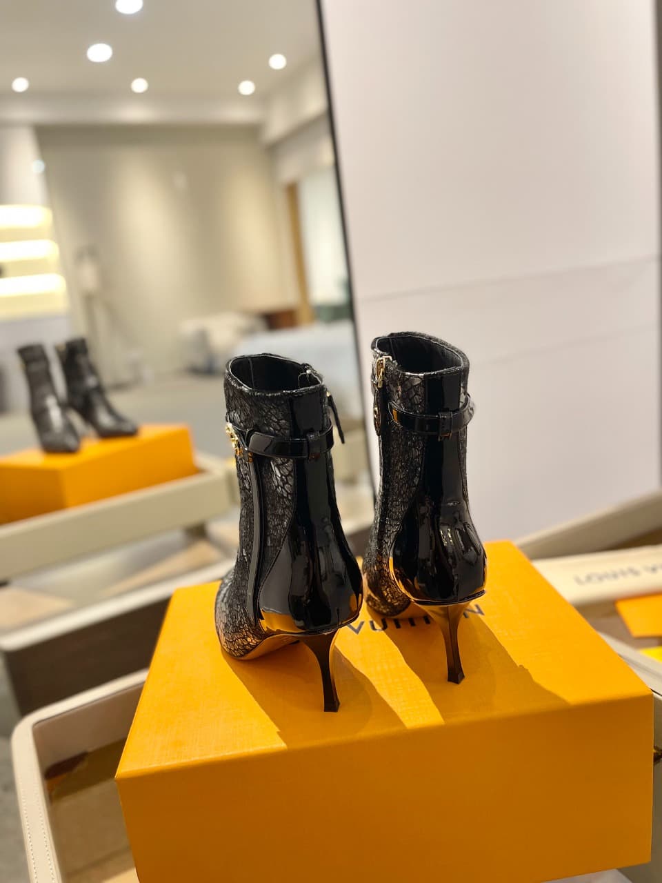D9009 2026 – Latest Collection/series. The latest runway shoes from the autumn/winter collection at L✔️home stores are also updated on the official website. With a perfect fit and LV-style button design, these shoes exude femininity and elegance. They fea — image 7