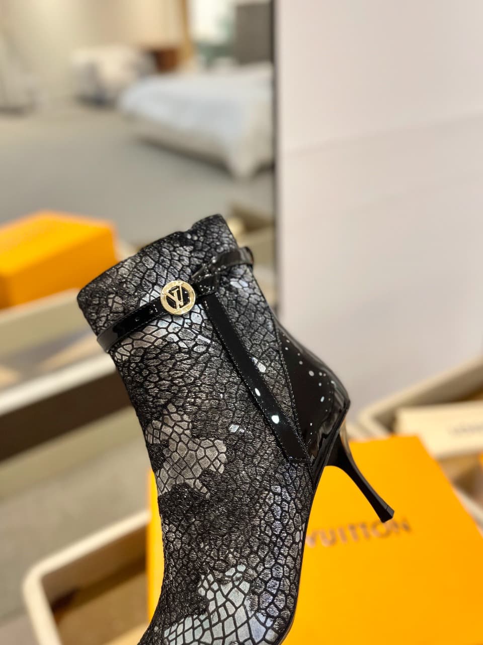 D9009 2026 – Latest Collection/series. The latest runway shoes from the autumn/winter collection at L✔️home stores are also updated on the official website. With a perfect fit and LV-style button design, these shoes exude femininity and elegance. They fea — image 8